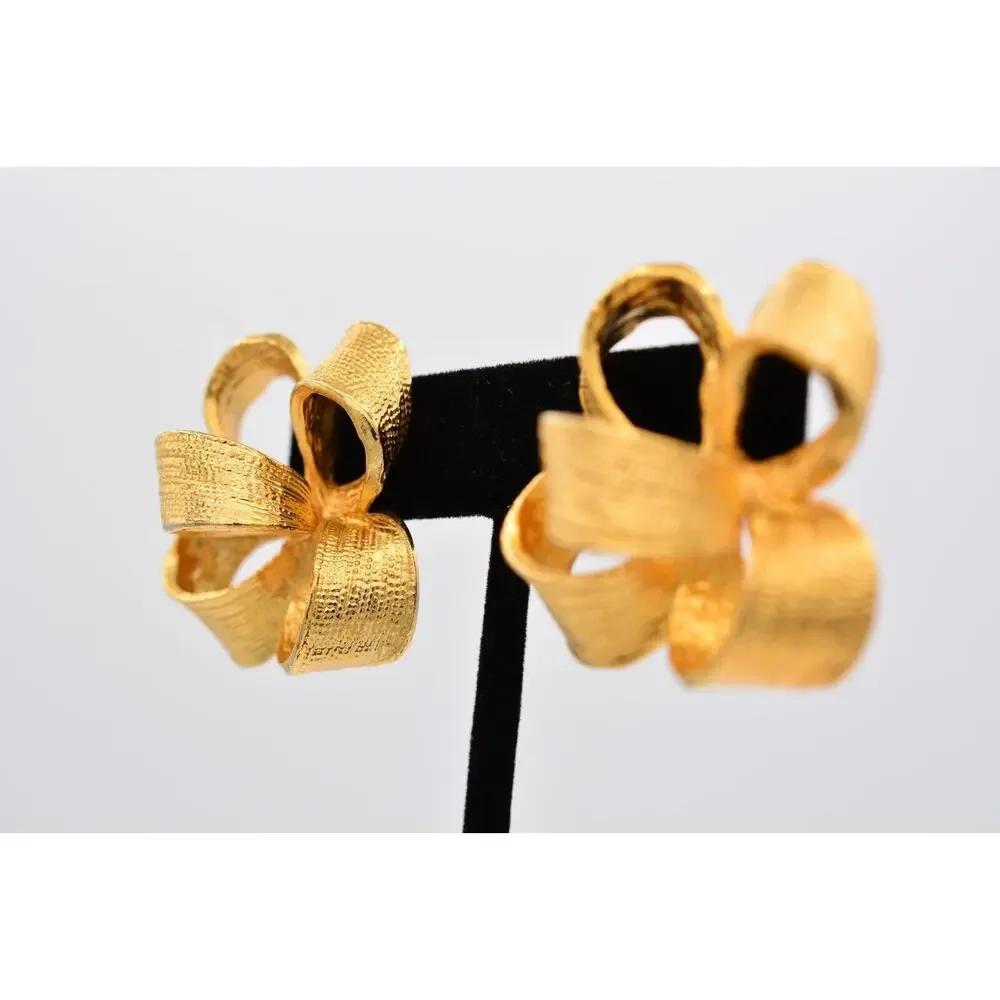 Made in USA Vintage Chunky Bow Clip Earrings Knot Textured Gold Signed 80s Bin1